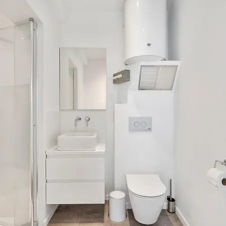 Designer - Prime Location For 4 Guests *